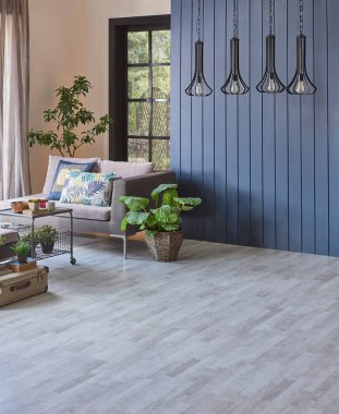 Modern oda kanepesi ve boş parke döşeme halı tasarımı için, ev arka planı, lamba çerçevesi, bahçe manzarası iç mekan konsepti.