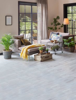 Modern oda kanepesi ve boş parke döşeme halı tasarımı için, ev arka planı, lamba çerçevesi, bahçe manzarası iç mekan konsepti.