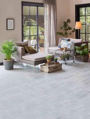 Modern oda kanepesi ve boş parke döşeme halı tasarımı için, ev arka planı, lamba çerçevesi, bahçe manzarası iç mekan konsepti.