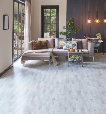 Kanepe ve parke zeminli modern dekoratif oda, ev tasarımı, ahşap duvar arka planı ve lamba konsepti, bahçe manzarası.