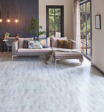 Kanepe ve parke zeminli modern dekoratif oda, ev tasarımı, ahşap duvar arka planı ve lamba konsepti, bahçe manzarası.