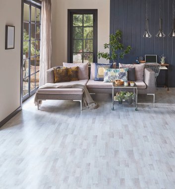 Kanepe ve parke zeminli modern dekoratif oda, ev tasarımı, ahşap duvar arka planı ve lamba konsepti, bahçe manzarası.