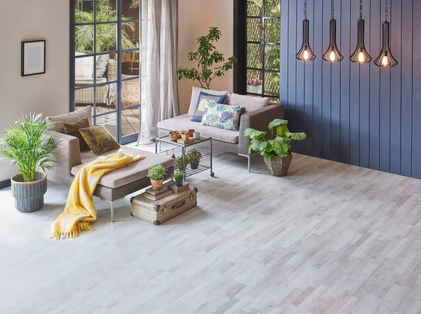 Sofá Habitación Moderna Suelo Parquet Vacío Para Diseño Alfombras Fondo — Foto de Stock