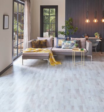 Kanepe ve parke zeminli modern dekoratif oda, ev tasarımı, ahşap duvar arka planı ve lamba konsepti, bahçe manzarası.