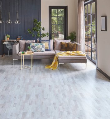 Kanepe ve parke zeminli modern dekoratif oda, ev tasarımı, ahşap duvar arka planı ve lamba konsepti, bahçe manzarası.