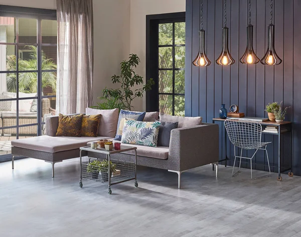 Modernes Graues Sofa Vor Gartenblick Und Hölzerner Hintergrundwand Lampenvase Mit — Stockfoto