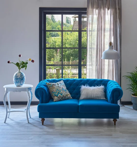 Sofá Clássico Azul Frente Janela Design Tapete Vaso Mesa Branco — Fotografia de Stock