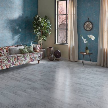 Mavi duvar kağıdı odasındaki çiçek desenli kanepe, yeşil bitki vazosu, saat ve perde, parke zemin modern oda..