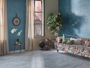 Mavi duvar kağıdı odasındaki çiçek desenli kanepe, yeşil bitki vazosu, saat ve perde, parke zemin modern oda..