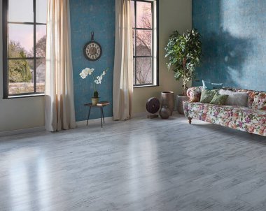 Mavi duvar kağıdı odasındaki çiçek desenli kanepe, yeşil bitki vazosu, saat ve perde, parke zemin modern oda..