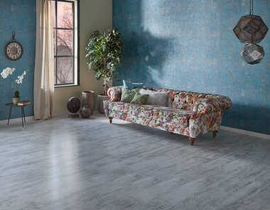 Mavi duvar kağıdı odasındaki çiçek desenli kanepe, yeşil bitki vazosu, saat ve perde, parke zemin modern oda..