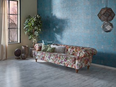 Mavi duvar kağıdı odasındaki çiçek desenli kanepe, yeşil bitki vazosu, saat ve perde, parke zemin modern oda..