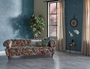 Mavi duvar kağıdı odasındaki çiçek desenli kanepe, yeşil bitki vazosu, saat ve perde, parke zemin modern oda..