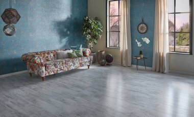 Mavi duvar kağıdı odasındaki çiçek desenli kanepe, yeşil bitki vazosu, saat ve perde, parke zemin modern oda..