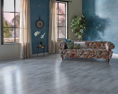 Mavi duvar kağıdı odasındaki çiçek desenli kanepe, yeşil bitki vazosu, saat ve perde, parke zemin modern oda..