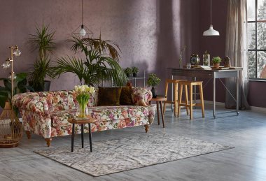 Metal mutfak masalı çiçek desenli kanepe, uzun sandalye ve yeşil bitki bitkisi vazosu, beyaz lamba..