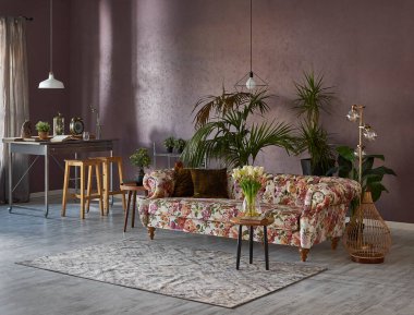 Metal mutfak masalı çiçek desenli kanepe, uzun sandalye ve yeşil bitki bitkisi vazosu, beyaz lamba..