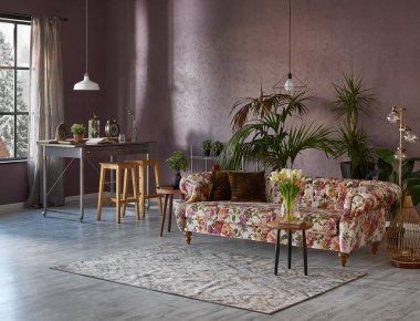 Metal mutfak masalı çiçek desenli kanepe, uzun sandalye ve yeşil bitki bitkisi vazosu, beyaz lamba..