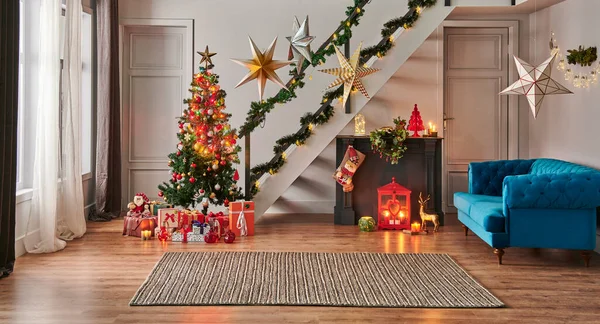 Modernes Sofa Weihnachten Neujahr Konzept Mit Kiefer Geschenkbox Und Kamin — Stockfoto
