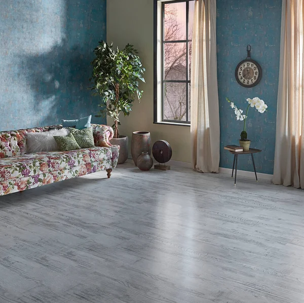 Mavi duvar kağıdı odasındaki çiçek desenli kanepe, yeşil bitki vazosu, saat ve perde, parke zemin modern oda..