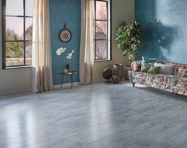 Mavi duvar kağıdı odasındaki çiçek desenli kanepe, yeşil bitki vazosu, saat ve perde, parke zemin modern oda..