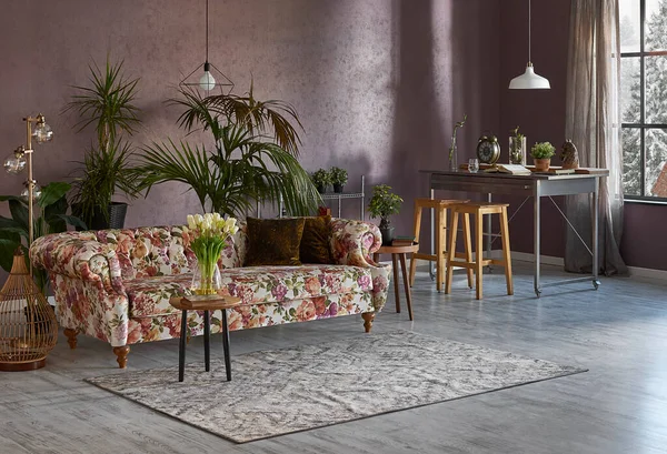 Metal mutfak masalı çiçek desenli kanepe, uzun sandalye ve yeşil bitki bitkisi vazosu, beyaz lamba..