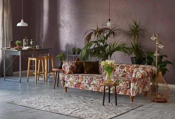 Sofá Padrão Flor Com Mesa Cozinha Metal Cadeira Longa Vaso — Fotografia de Stock