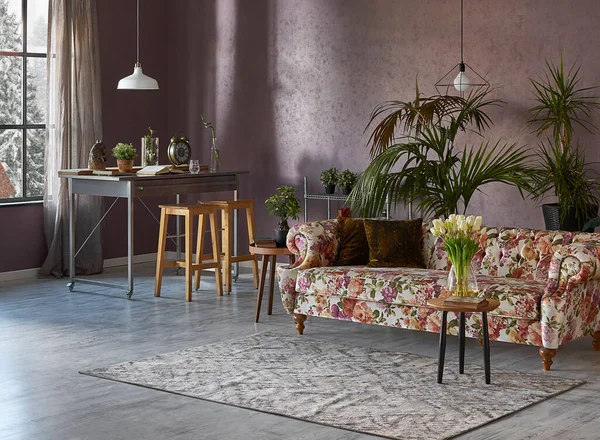 Metal mutfak masalı çiçek desenli kanepe, uzun sandalye ve yeşil bitki bitkisi vazosu, beyaz lamba..