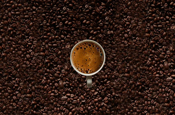 Kaffebönor Och Glas Turkiskt Kaffe Fotografering Ovanifrån — Stockfoto