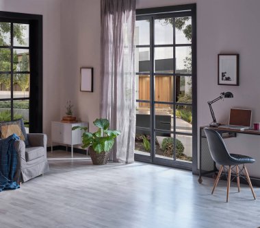 Çalışma masası ve koltuk tarzı modern rom, parke döşeme, çerçeve lambası dekoru, perde, bahçe manzaralı ev içi.