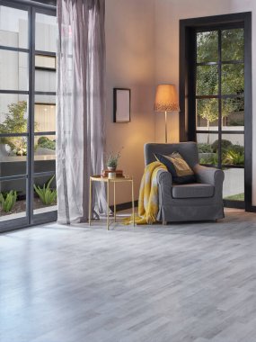 Koltuk yastığı ve battaniye tarzıyla modern ev dekorasyonu, bahçe manzarası, bitki vazosu, iç dekorasyon.