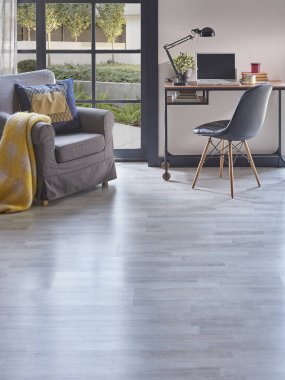 Çalışma masası ve koltuk tarzı modern rom, parke döşeme, çerçeve lambası dekoru, perde, bahçe manzaralı ev içi.