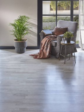 Koltuk yastığı ve battaniye tarzıyla modern ev dekorasyonu, bahçe manzarası, bitki vazosu, iç dekorasyon.