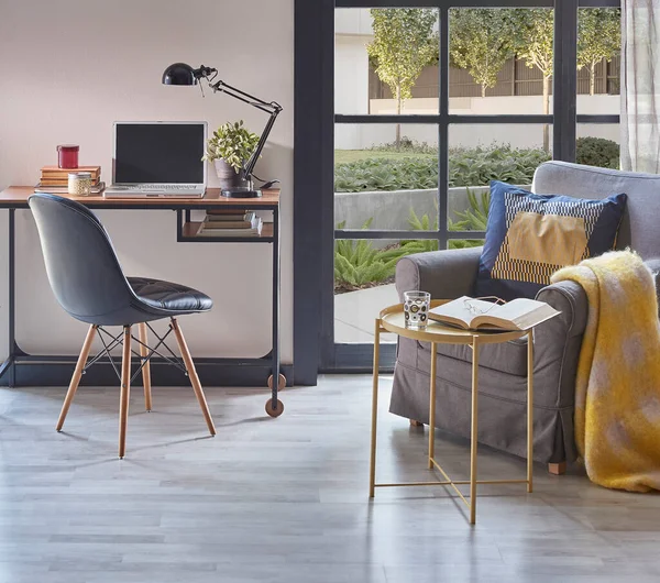 Modern Rom Working Table Armchair Style Parquet Floor Frame Lamp — Stockfoto