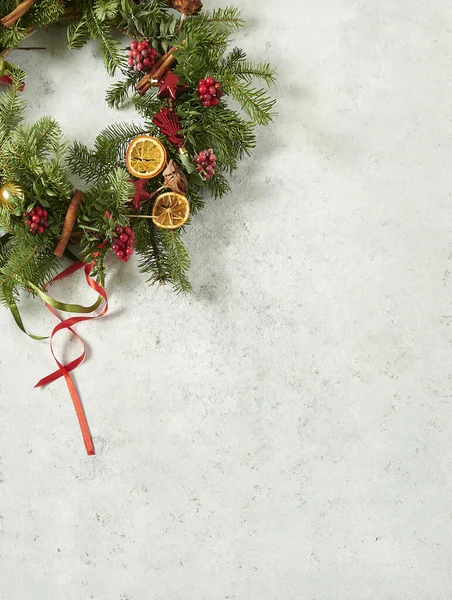 Concepto Año Nuevo Navidad Mesa Accesorios Adornos Hojas Pino — Foto de Stock