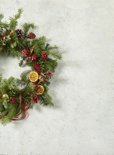 Concepto Año Nuevo Navidad Mesa Accesorios Adornos Hojas Pino — Foto de Stock