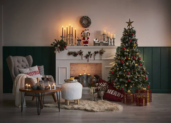 Concepto Pared Chimenea Navidad Habitación Interior Árbol Vela Ornamento Presente — Foto de Stock