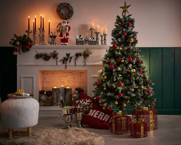 Χριστουγεννιάτικο Τζάκι Τοίχο Και Εσωτερικό Χώρο Έννοια Κερί Δέντρο Στολίδι — Φωτογραφία Αρχείου