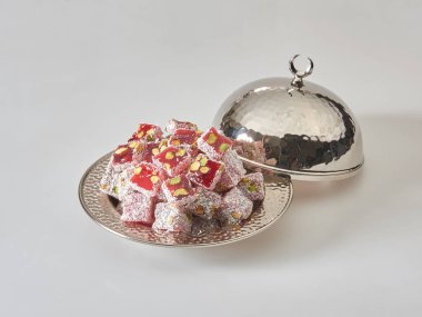 Tabakta Türk lokumu, beyaz izole arkaplan.