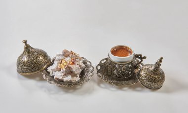 Türk lokumu ve kahve konsepti, iyi sunum, gümüş tepsi.