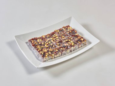 Tabakta Türk lokumu, beyaz izole arkaplan.