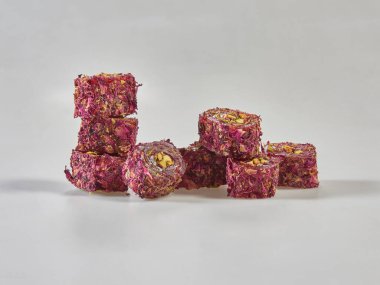 Beyaz arkaplanda Türk zevki izole edilmiş.