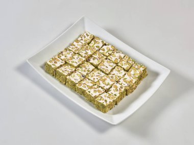 Tabakta Türk lokumu, beyaz izole arkaplan.