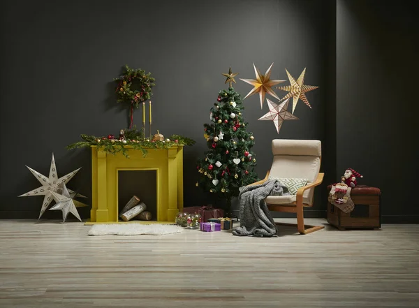Estilo Año Nuevo Navidad Habitación Gris Con Chimenea Amarilla Caja — Foto de Stock