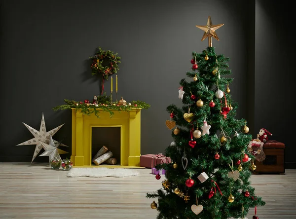 用装饰品和星星装饰圣诞树 用木头和诺埃尔饰品装饰壁炉背景 过年快乐 — 图库照片