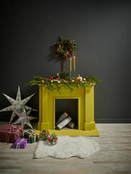 Conceito Natal Sala Cinza Com Lareira Amarela Madeira Objetos Noel — Fotografia de Stock