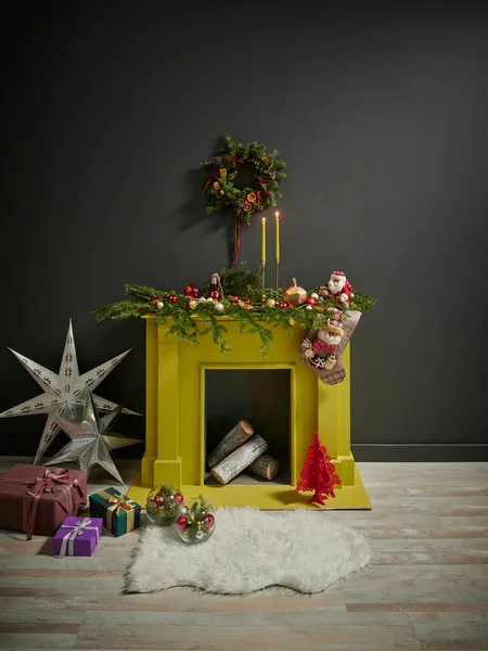 Weihnachtskonzept Grauen Raum Mit Gelbem Kamin Holz Und Noel Objekten — Stockfoto