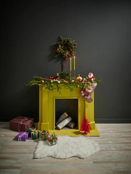 Weihnachtskonzept Grauen Raum Mit Gelbem Kamin Holz Und Noel Objekten — Stockfoto