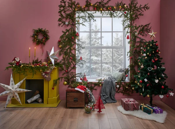 Árvore Natal Lareira Amarela Frente Das Janelas Decorativas Sala Interior — Fotografia de Stock