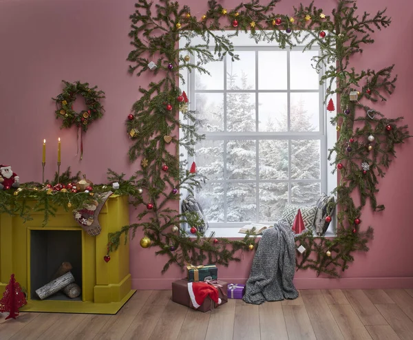 Vánoční Stromeček Žlutý Krb Před Dekorativními Okny Vnitřní Pokoj Borovicová — Stock fotografie